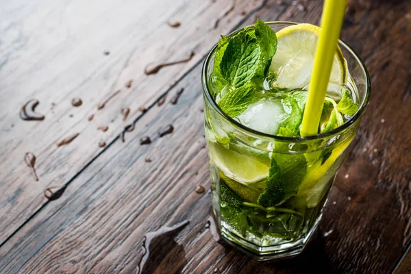 Mojito cocktail with lime, mint leaves and ice. — Stock Photo, Image