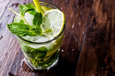Mojito limonlu, kokteyl nane yaprakları ve buz.