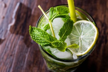 Mojito limonlu, kokteyl nane yaprakları ve buz.