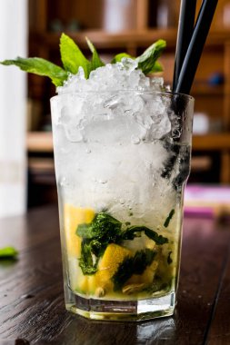 Mojito limonlu, kokteyl nane yaprakları ve buz.