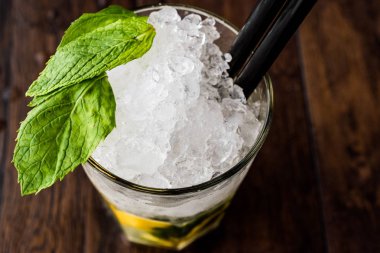 Mojito limonlu, kokteyl nane yaprakları ve buz.