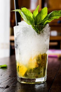 Mojito limonlu, kokteyl nane yaprakları ve buz.