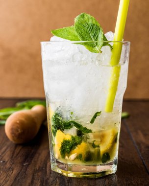 Mojito limonlu, kokteyl nane yaprakları ve buz.