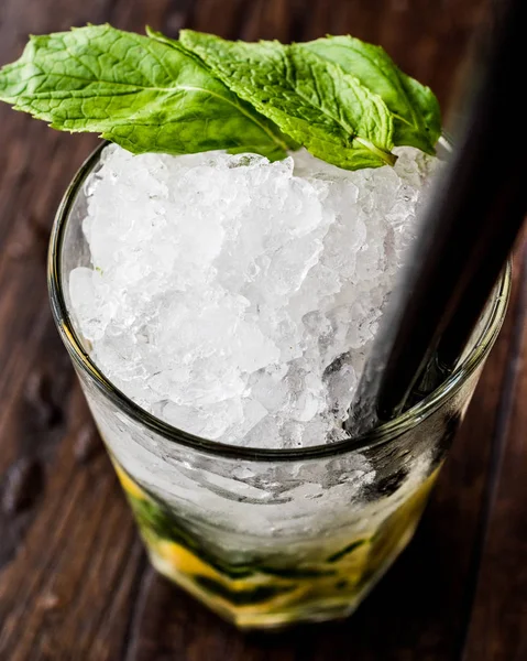 Mojito-Cocktail mit Limette, Minzblättern und Eis. — Stockfoto