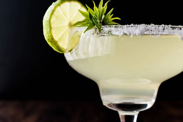 Classic Margarita Cocktail med lime och salt. — Stockfoto