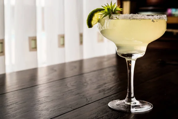 Klassischer Margarita-Cocktail mit Limette und Salz. — Stockfoto