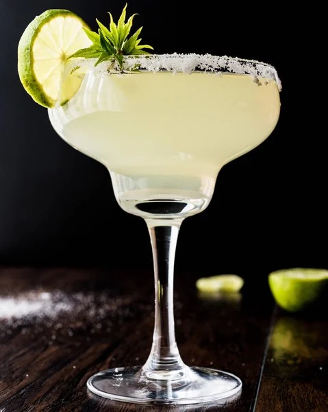 Cocktail Margarita classique avec citron vert et sel . — Photo