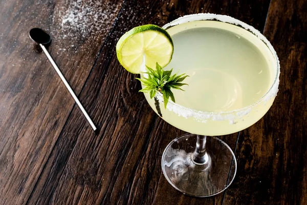 Classic Margarita Cocktail con lime e sale . — Foto Stock