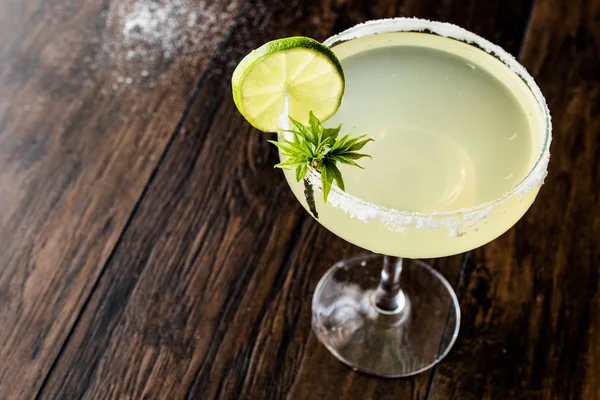 Klassischer Margarita-Cocktail mit Limette und Salz. — Stockfoto