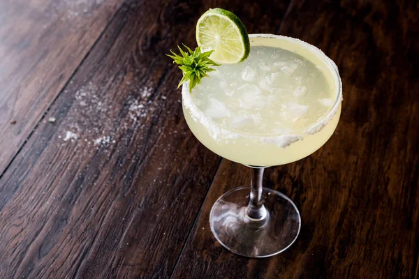 Klassischer Margarita-Cocktail mit Limette, Salz und Eis. — Stockfoto