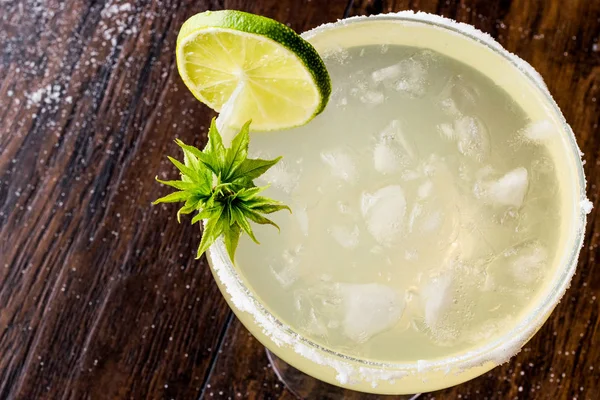 Cocktail Margarita classique avec citron vert, sel et glace . — Photo