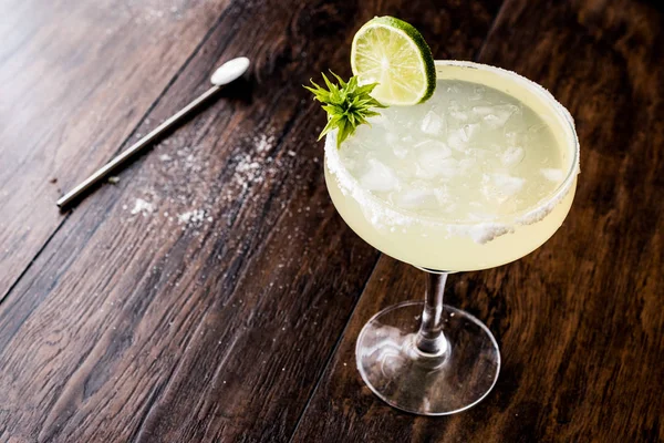 Klassischer Margarita-Cocktail mit Limette, Salz und Eis. — Stockfoto