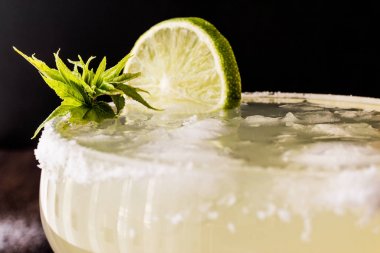 Klasik Margarita kokteyl limon, tuz ve buz ile.