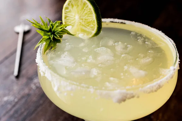 Klassischer Margarita-Cocktail mit Limette, Salz und Eis. — Stockfoto