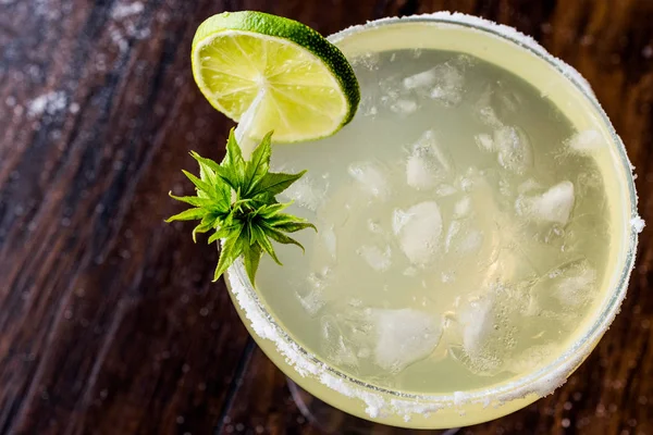 Classic Margarita Cocktail con lime, sale e ghiaccio . — Foto Stock