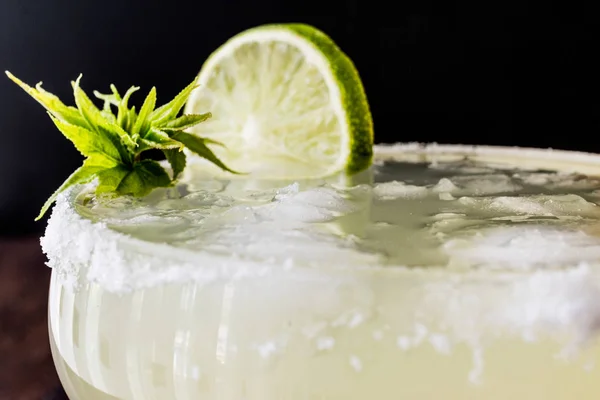 Cocktail Margarita classique avec citron vert, sel et glace . — Photo