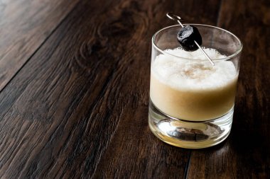 Viski kokteyli kokteyl zeytin ile görev yaptı..