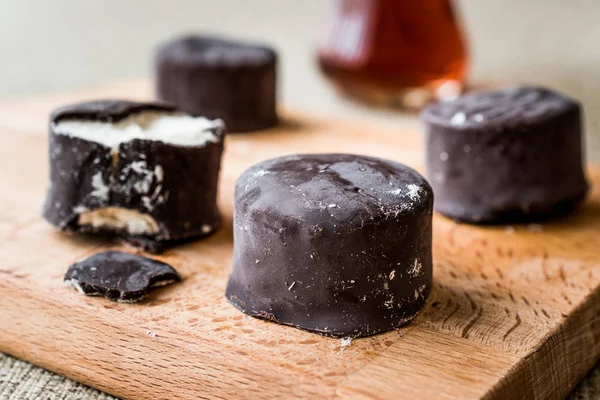 Caramelo de algodón con chocolate y té / Cikolatali Pismaniye . —  Fotos de Stock