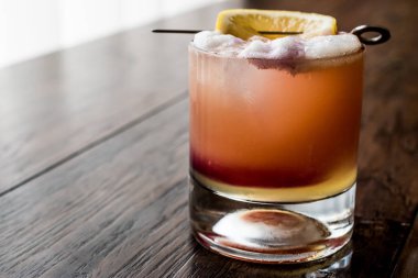 Tropikal viski yumruk yaz kokteyl. 