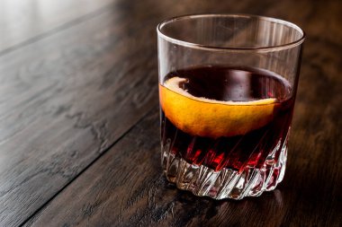 Sazerac kokteyl limon kabuğu ile.