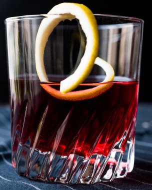 Sazerac kokteyl limon kabuğu ile.