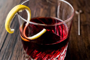 Sazerac kokteyl limon kabuğu ile.