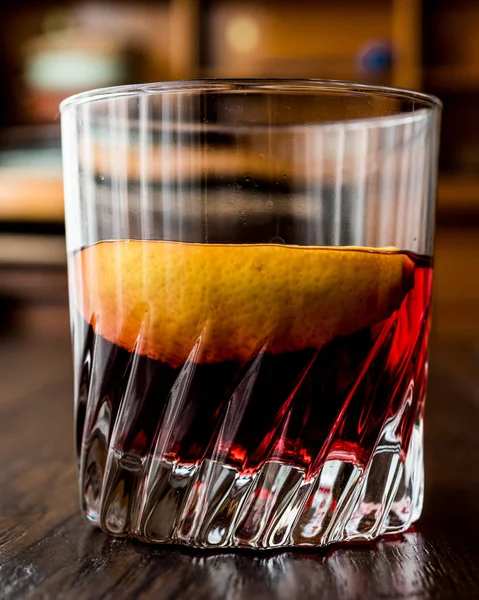 Cocktail Sazerac com casca de limão . — Fotografia de Stock