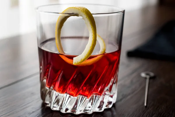 Sazerac koktajl z skórki z cytryny. — Zdjęcie stockowe