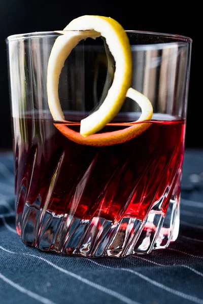 Sazerac Cocktail met citroenschil. — Stockfoto