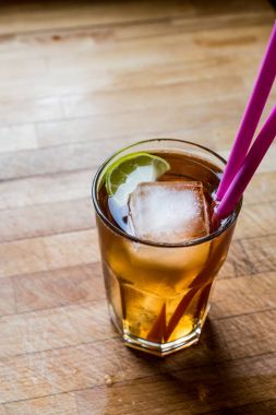Long Island buzlu çay limonlu, kokteyl ve buz pembe saman ile hizmet