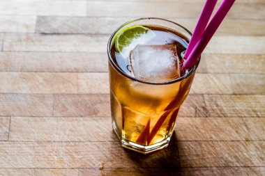 Long Island buzlu çay limonlu, kokteyl ve buz pembe saman ile hizmet