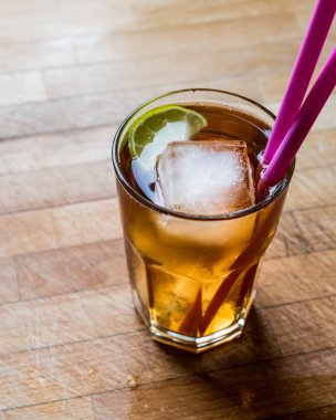 Long Island buzlu çay limonlu, kokteyl ve buz pembe saman ile hizmet