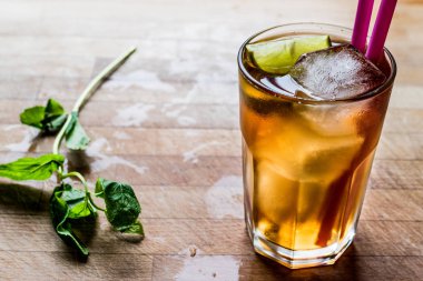 Long Island buzlu çay limonlu, kokteyl ve buz pembe saman ile hizmet