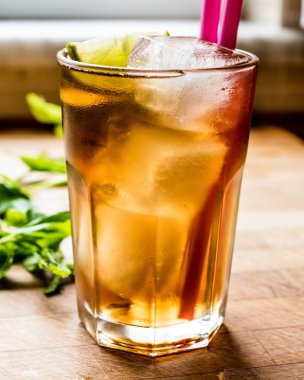 Long Island buzlu çay limonlu, kokteyl ve buz pembe saman ile hizmet