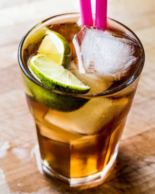 Long Island buzlu çay limonlu, kokteyl ve buz pembe saman ile hizmet