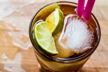 Long Island buzlu çay limonlu, kokteyl ve buz pembe saman ile hizmet