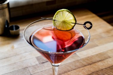 Cosmopolitan kokteyl shaker ahşap yüzeyi ile.