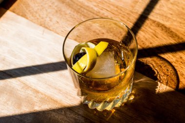 Eski moda kokteyl limon kabuğu ve buz ile