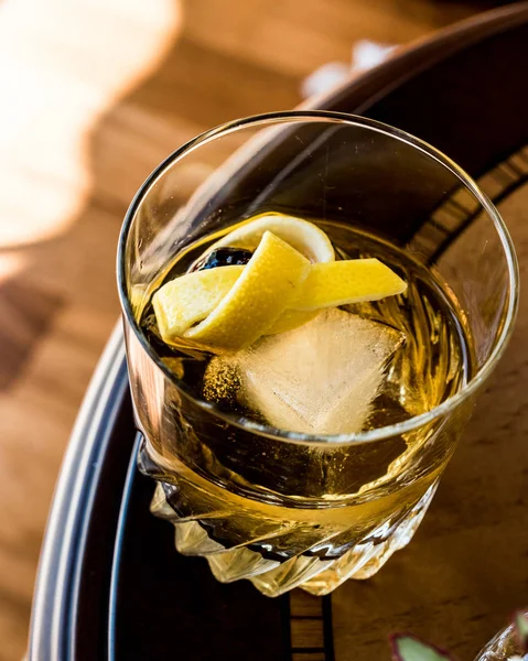 Altmodischer Cocktail mit Zitronenschale und Eis — Stockfoto