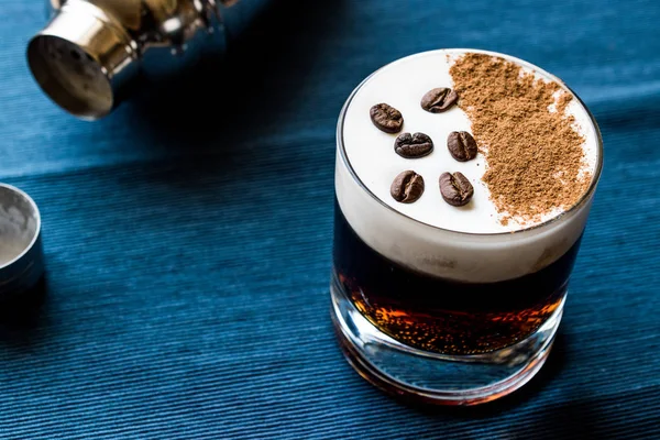 Weißer russischer Cocktail mit Kaffeebohnen. — Stockfoto