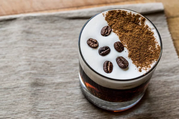 Vit ryska Cocktail med kaffebönor. — Stockfoto