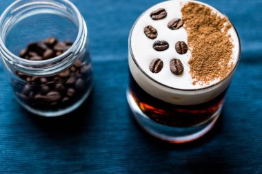 Beyaz Rus kokteyl kahve çekirdekleri ile.