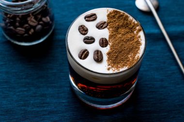 Beyaz Rus kokteyl kahve çekirdekleri ile.