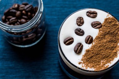 Beyaz Rus kokteyl kahve çekirdekleri ile.