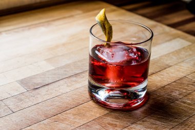 Negroni kokteyl limon kabuğu ve buz ile
