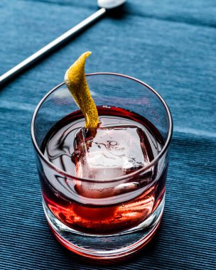Negroni kokteyl limon kabuğu ve buz ile