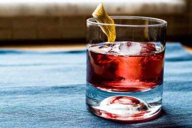 Negroni kokteyl limon kabuğu ve buz ile