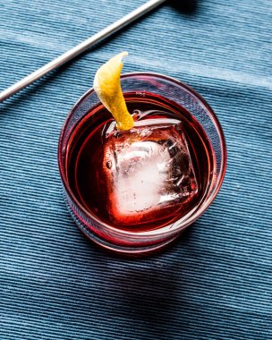 Negroni kokteyl limon kabuğu ve buz ile