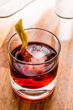 Negroni kokteyl limon kabuğu ve buz ile