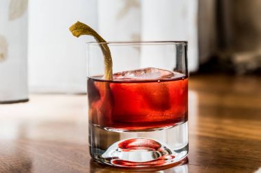 Negroni kokteyl limon kabuğu ve buz ile
